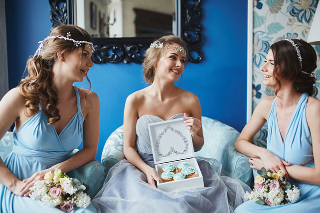 Элегантная свадьба в пыльно-голубом цвете, невеста с подружками