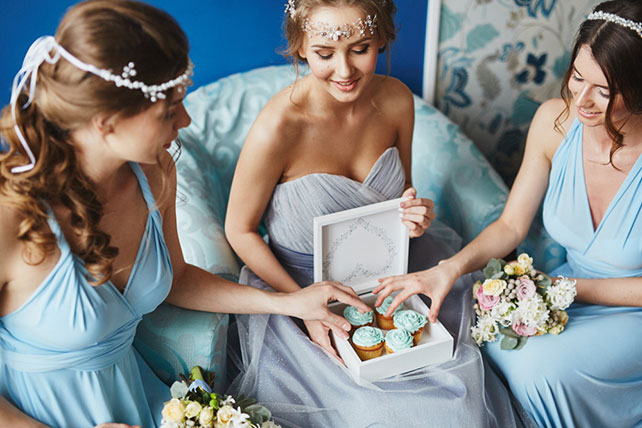 Элегантная свадьба в пыльно-голубом цвете, невеста с подружками