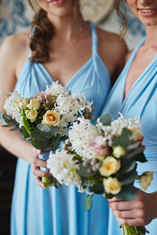 Элегантная свадьба в пыльно-голубом цвете, букеты подружек невесты