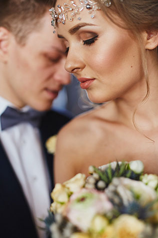 Элегантная свадьба в пыльно-голубом цвете, жених и невеста