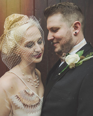 свадьба в стиле 1960-х годов, жених и невеста 