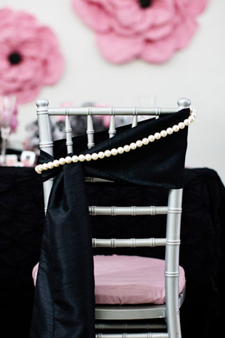 свадьба в стиле Шанель, декор стульев