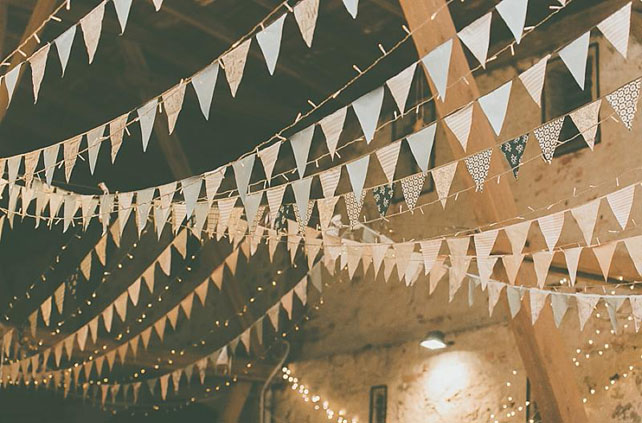 Изысканная простота: свадьба в стиле лофт, украшение зала