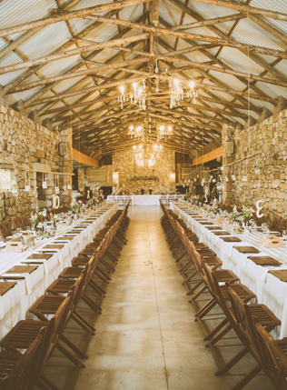 Изысканная простота: свадьба в стиле лофт, декор банкетного зала