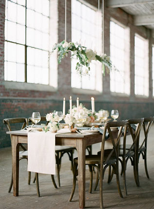 Изысканная простота: свадьба в стиле лофт, декор банкетного зала