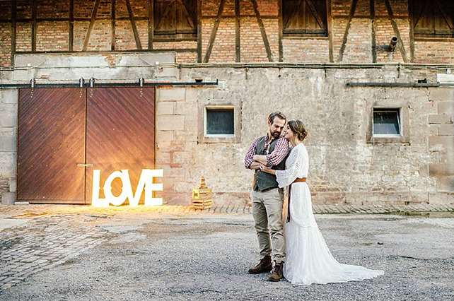 Изысканная простота: свадьба в стиле лофт, жених и невеста