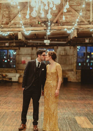 Изысканная простота: свадьба в стиле лофт, жених и невеста