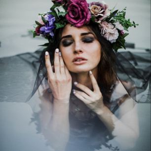 Немного Хэллоуина: как сделать осенне-зимний образ невесты драматичным?