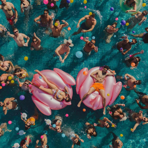 Если море вам не светит: 11 советов для летней свадьбы у бассейна