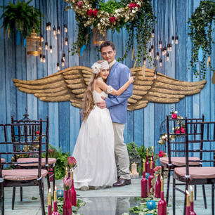 Винтажная свадьба с крыльями в декоре