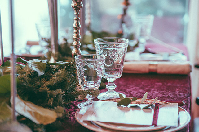 зима, оформление стола, бокалы, еловая ветка