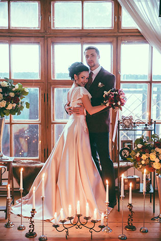 зима, фотозона, свечи, жених и невеста