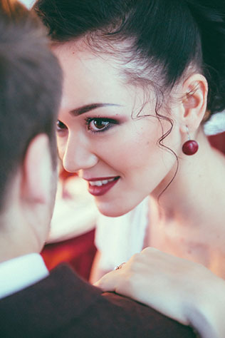 зима, макияж невесты, бордовые серьги невесты