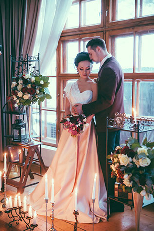 зима, жених и невеста у окна