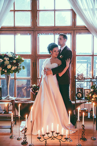 зима, фотозона, жених и невеста, свечи