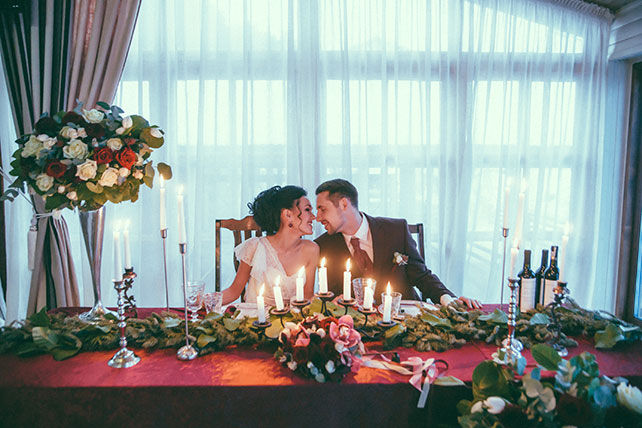 зима, стол молодоженов, свечи