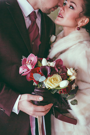 зима, букет невесты, бордовые перчатки