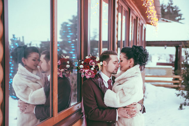 зима, молодожены в отражении