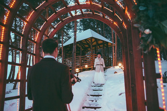зима, жених встречает невесту, лес, беседка