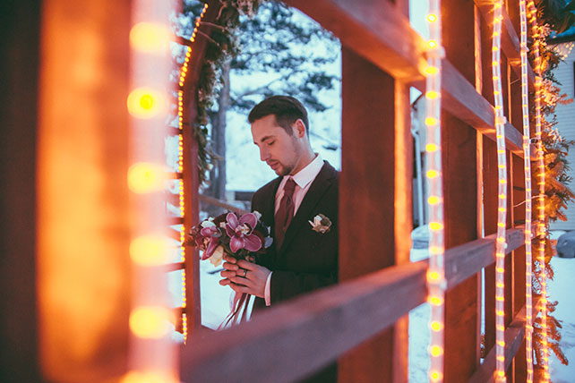 зима, яркие гирлянды, жених