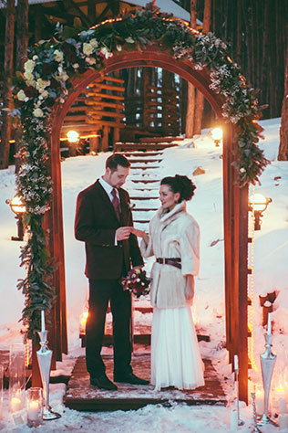 зима, место церемонии, свадебная арка