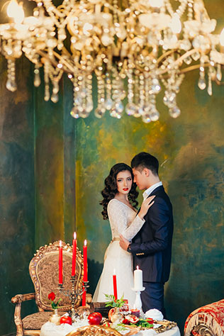 Свадебная фотосессия в дворцовом стиле, жених и невеста, люстра