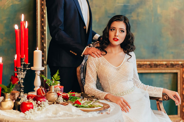 Свадебная фотосессия в дворцовом стиле, жених и невеста за столом