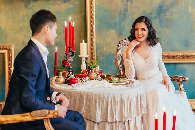 Свадебная фотосессия в дворцовом стиле, жених и невеста за столом