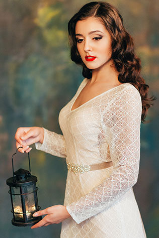Свадебная фотосессия в дворцовом стиле, невеста с лампой