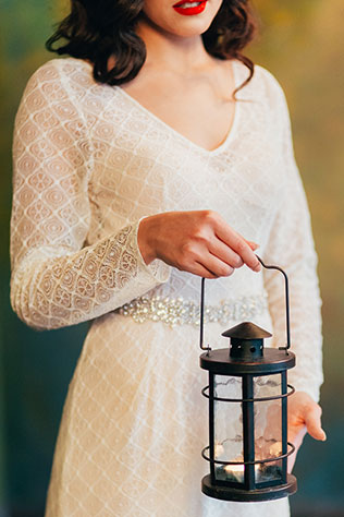 Свадебная фотосессия в дворцовом стиле, невеста с лампой