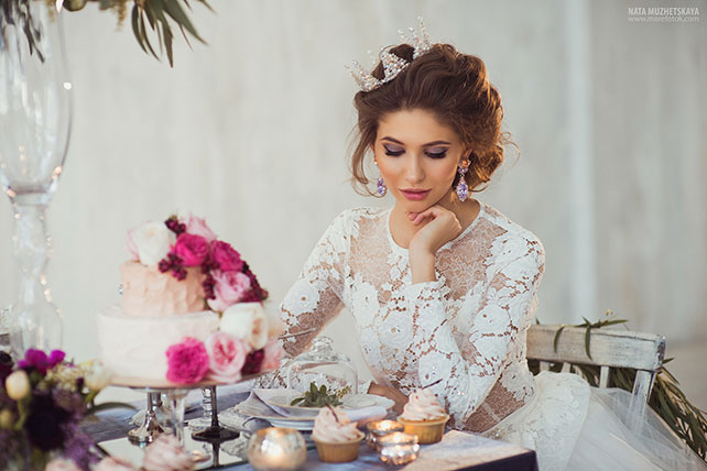 Свадебная фотосессия в гламурном стиле, невеста за столом
