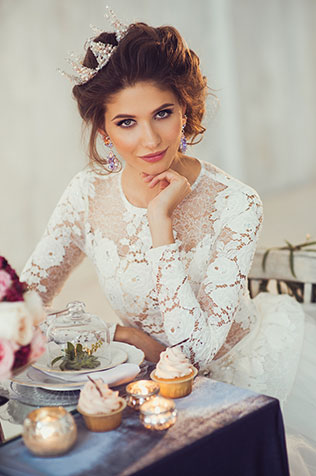 Свадебная фотосессия в гламурном стиле, невеста за столом