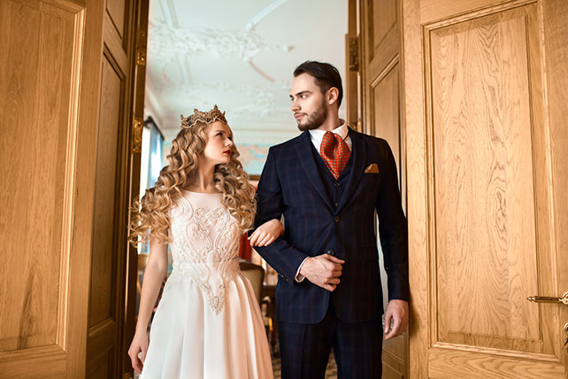 Роскошная свадебная фотосессия в королевском стиле, встреча жениха и невесты
