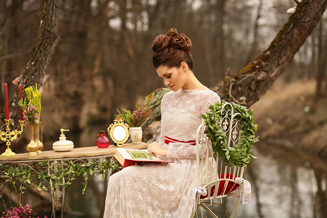 Свадебная фотосессия в сочных оттенках марсала, образ невесты