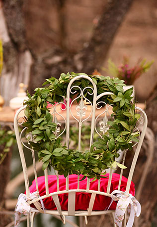 Свадебная фотосессия в сочных оттенках марсала, украшение стула венком