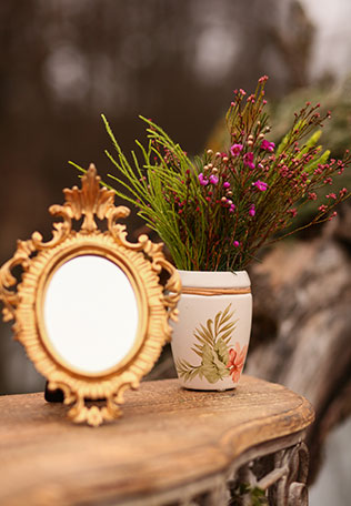 Свадебная фотосессия в сочных оттенках марсала, золотая рамка