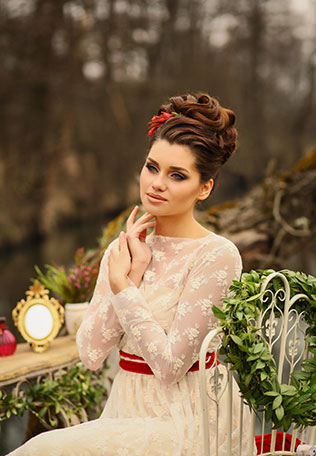 Свадебная фотосессия в сочных оттенках марсала, образ невесты