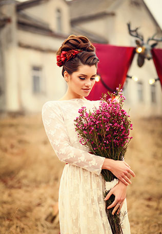 Свадебная фотосессия в сочных оттенках марсала, невеста с букетом