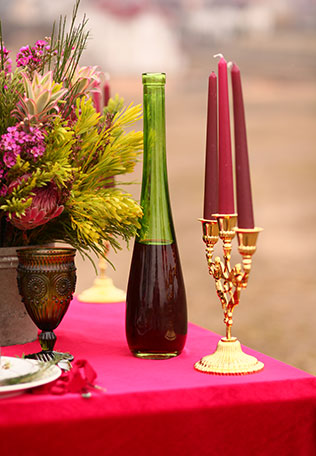 Свадебная фотосессия в сочных оттенках марсала, декор стола