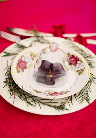 Свадебная фотосессия в сочных оттенках марсала, сервировка стола