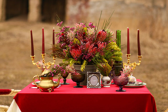 Свадебная фотосессия в сочных оттенках марсала, декор стола