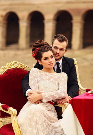 Свадебная фотосессия в сочных оттенках марсала, жених и невеста