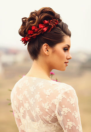 Свадебная фотосессия в сочных оттенках марсала, прическа невесты