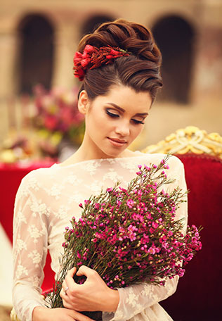 Свадебная фотосессия в сочных оттенках марсала, невеста с букетом