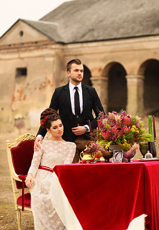 Свадебная фотосессия в сочных оттенках марсала, жених и невеста