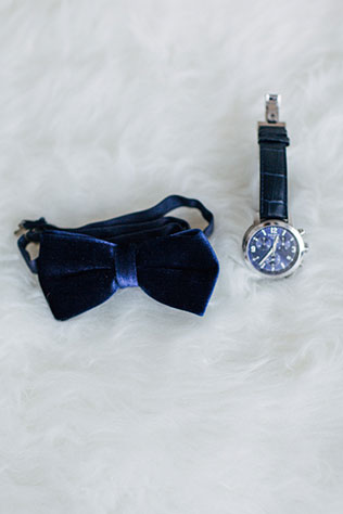 Свадебная фотосессия в стиле бохо, бабочка и часы жениха