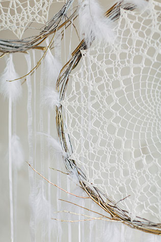 Свадебная фотосессия в стиле бохо, детали декора, ловцы снов с перьями