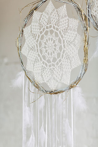 Свадебная фотосессия в стиле бохо, детали декора, ловцы снов с перьями