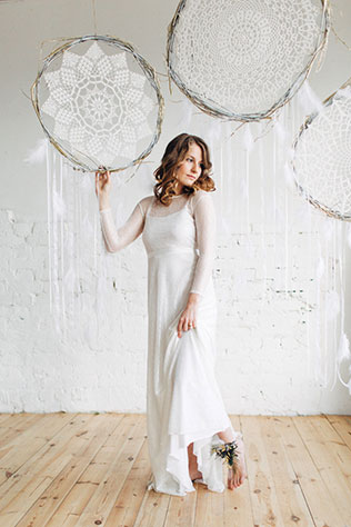 Свадебная фотосессия в стиле бохо, детали декора, ловцы снов с перьями, образ невесты