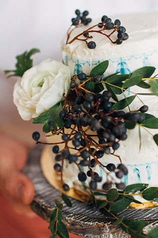 Свадебная фотосессия в стиле бохо, торт с черникой